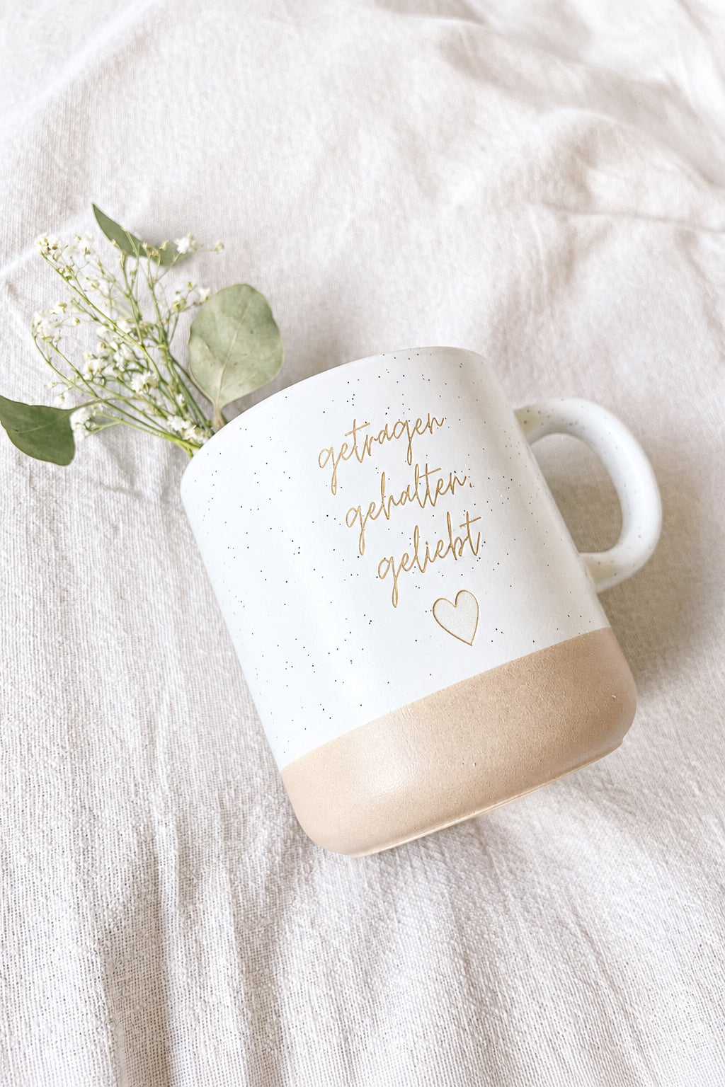 Keramiktasse „getragen. gehalten. geliebt.“