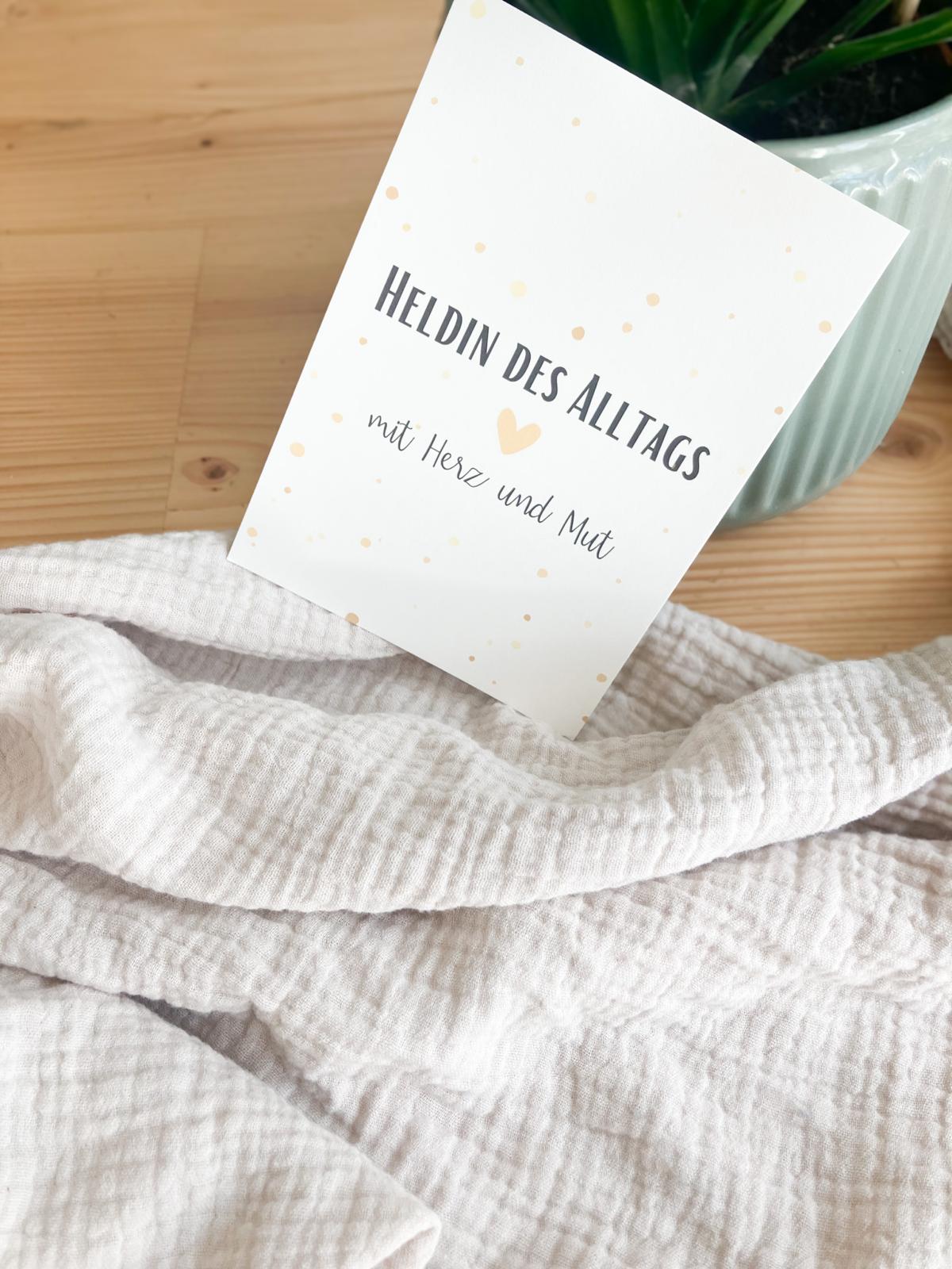 Heldin des Alltags mit Herz und Mut - Postkarte