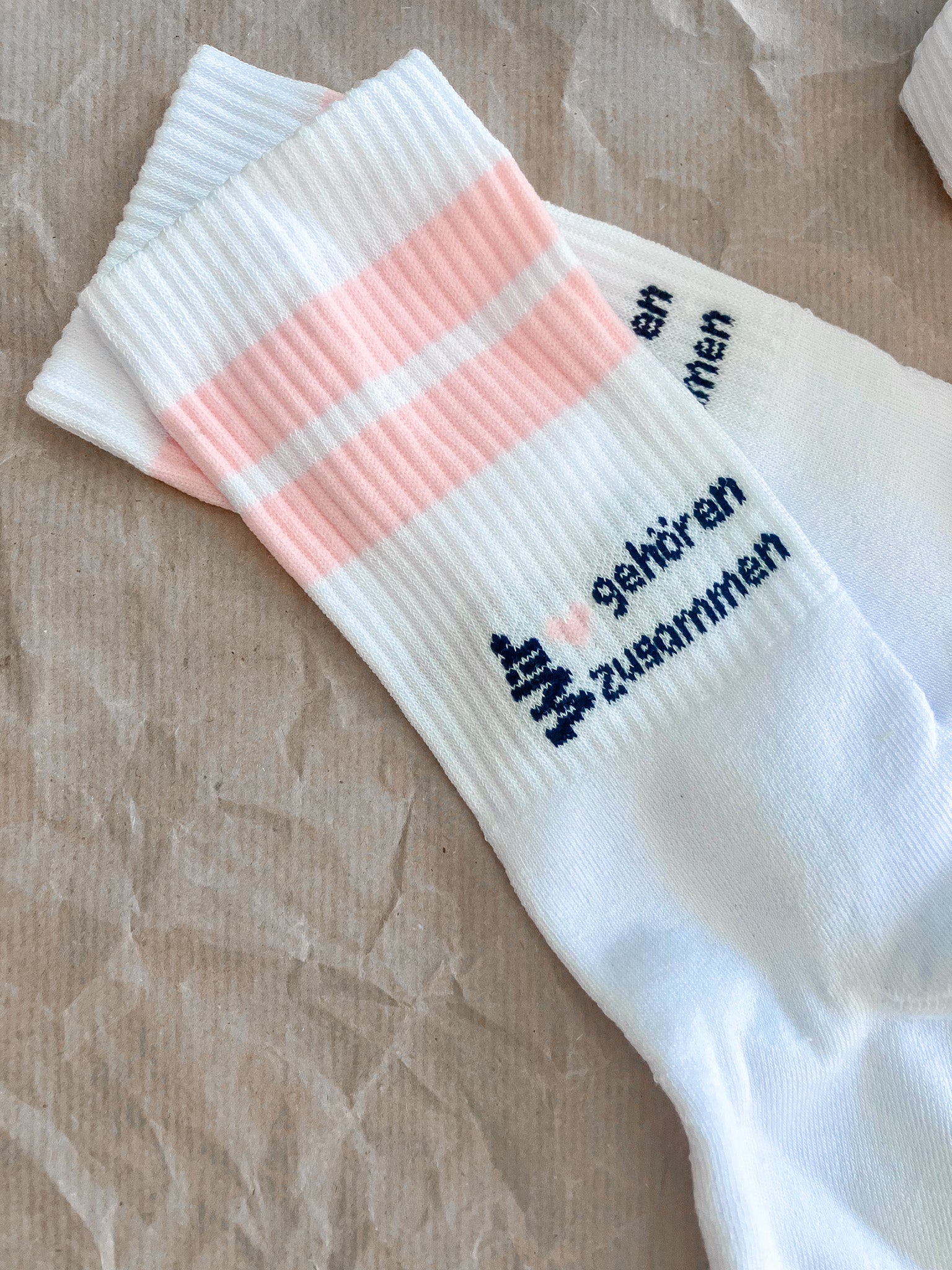 „Wir gehören zusammen“-Socken – ein Paar, das verbindet
