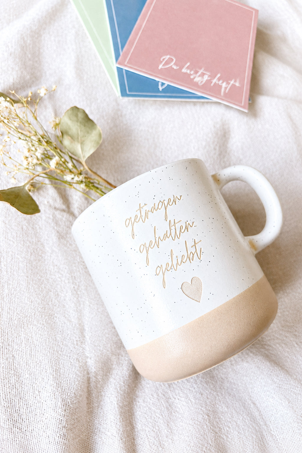 Keramiktasse „getragen. gehalten. geliebt.“