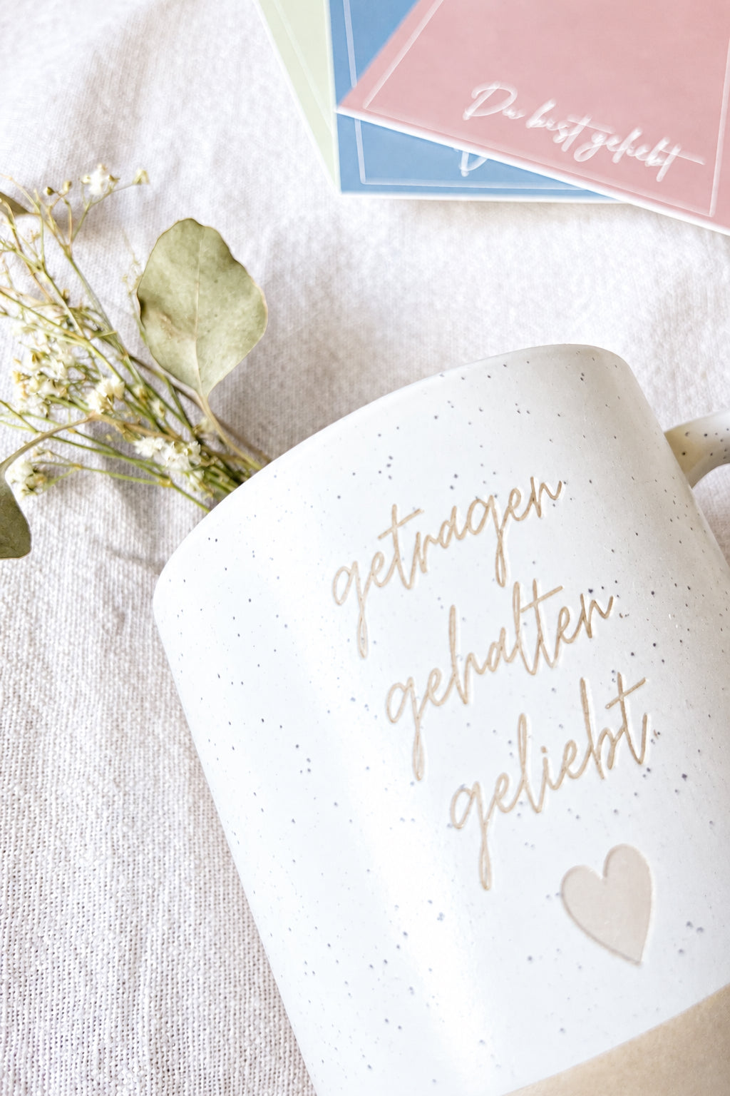 Keramiktasse „getragen. gehalten. geliebt.“