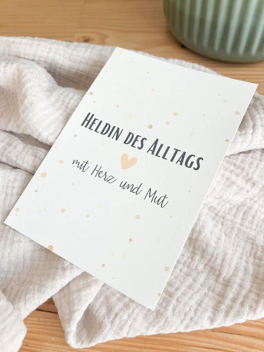 Heldin des Alltags mit Herz und Mut - Postkarte
